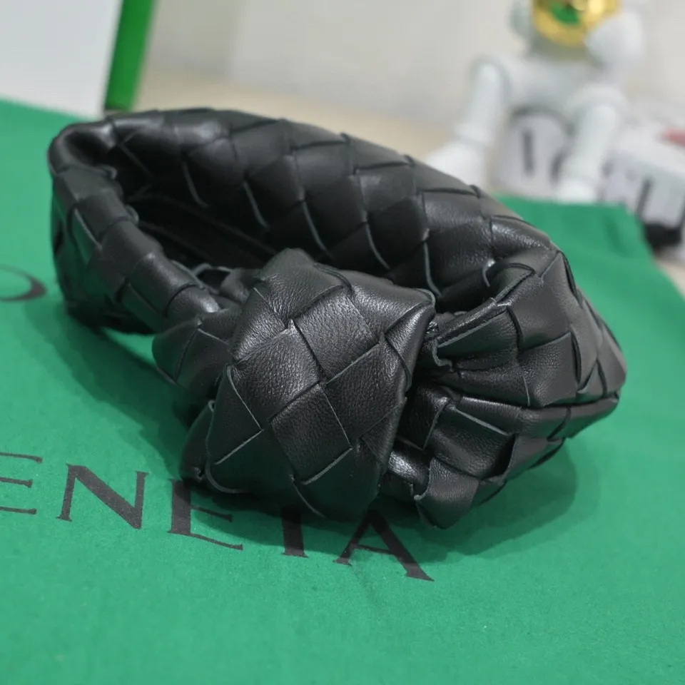 Batch 1080 BV super mini JODIE handbag, dumpling bag, woven knotted bag, simple, fashionable and super cute🍒Every color is high-end. It is a smaller version of the original mini version🤣It can only hold cuteness🍓🍓The upper body is fashionable and romantic. The fashionable bags created by Daniel Lee are really more and more favored by street experts. Style number: 6699-0# Size: 17*16*6.5